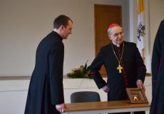 Kardinolas diaugiasi jam padovanotais raktais nuo seminarijos